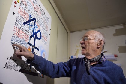 France, Paris (75), l'artiste Jacques Villeglé dans son atelier