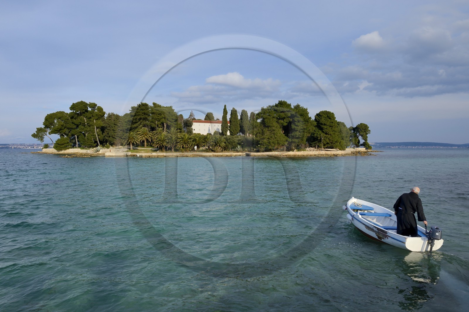 Croatie, Dalmatie, côte dalmate, Ile d’Ugljan, Preko, frère franciscain Bozo Susic rejoignant le Monastère Franciscain de l'îlot Galovac sur sa barque