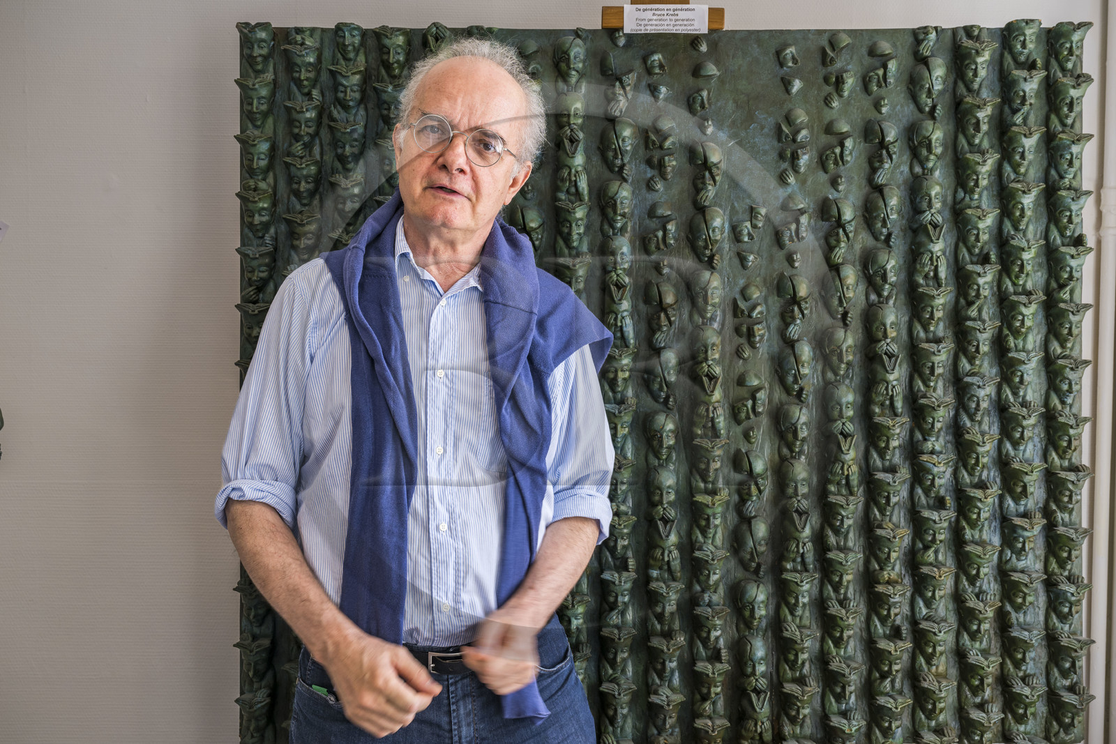 France, Charente-Maritime (17), La Rochelle, De génération en génération, oeuvre de l'artiste Bruce Krebs en portrait dans sa galerie rue Amelot