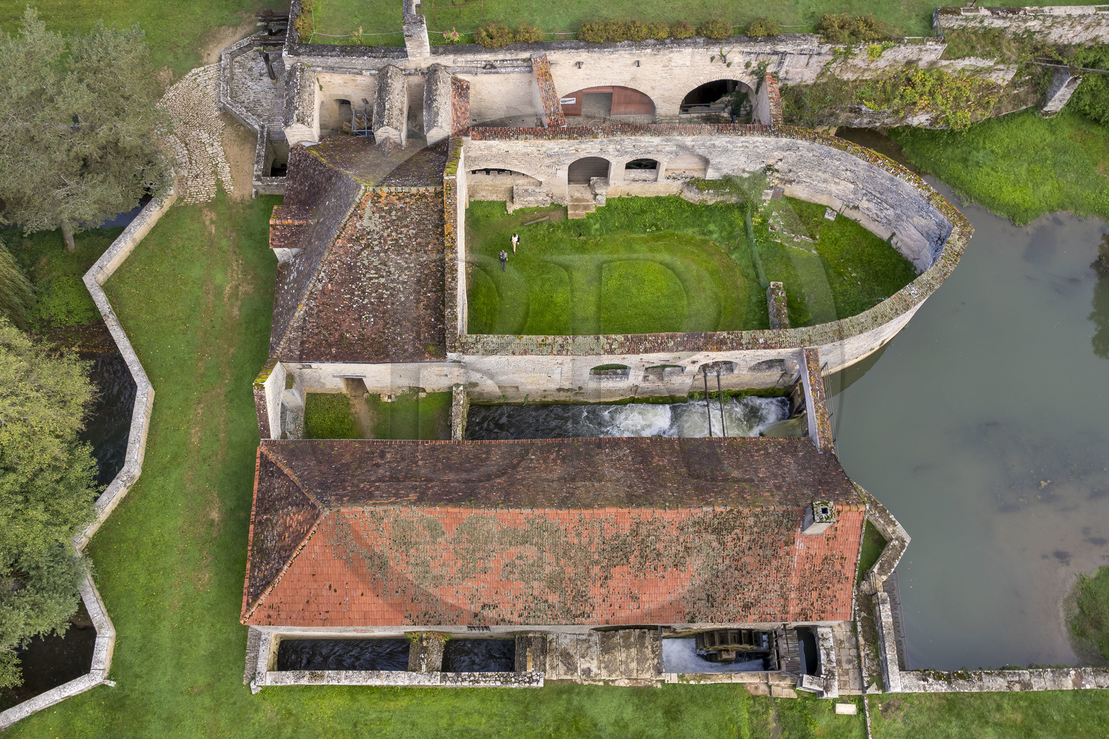 France, Côte-d'Or (21), Buffon, la Grande Forge de Buffon alimenté par le bief de l'Armançon (vue aérienne)