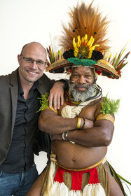 France, Paris (75), siège de l'UNESCO, le chef Papou Mundiya Kepanga et son ami le photographe cinéaste Marc Dozier