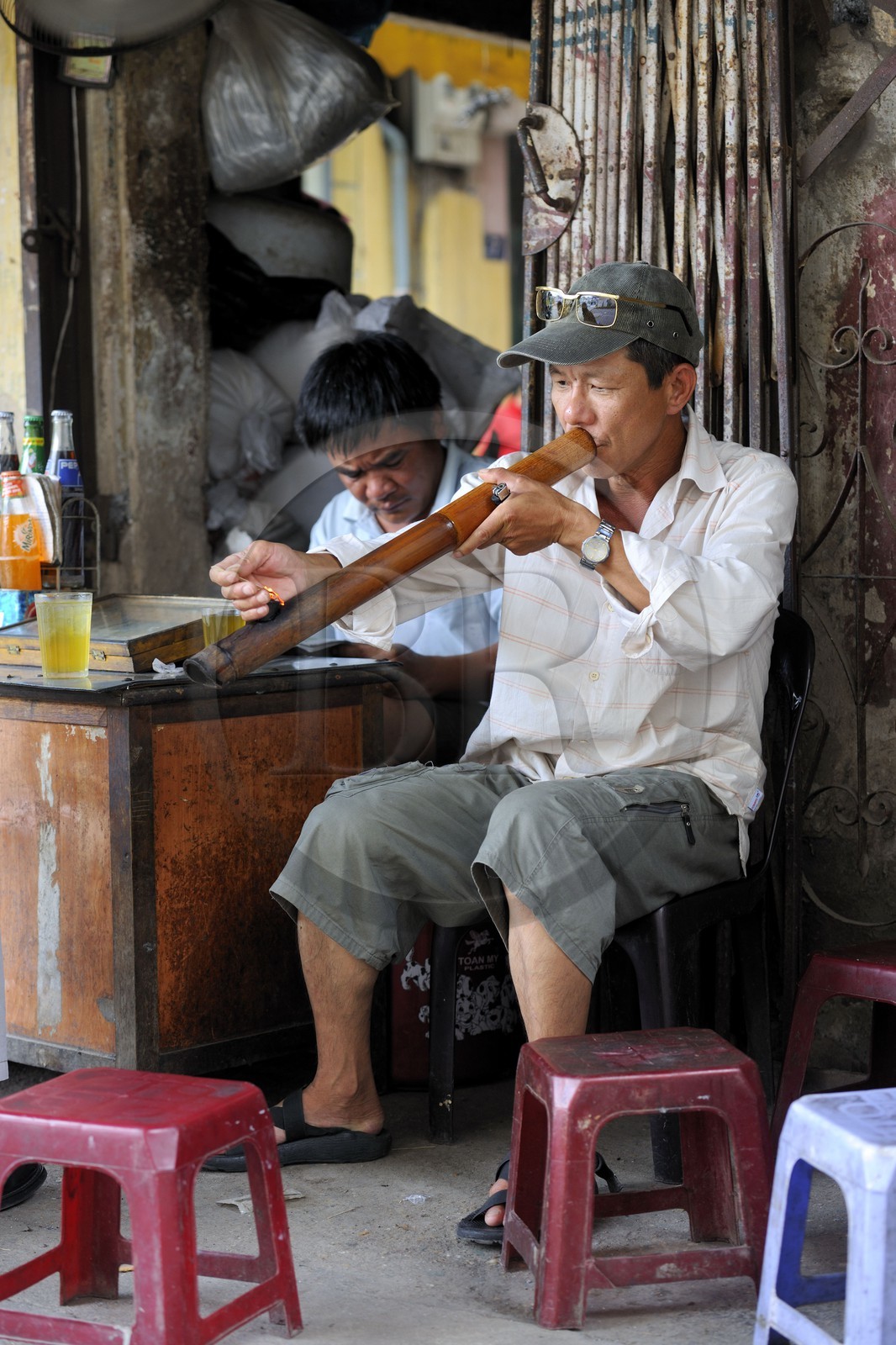 Vietnam, Hanoï, fumeur de tabac dans une pipe à eau appelée bang