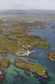 Royaume-Uni, Ecosse, Hébrides extérieures, Ile de North Uist recouvert d'une mosaïque de tourbières, basses collines et lochs, port de Grimsay (vue aérienne)