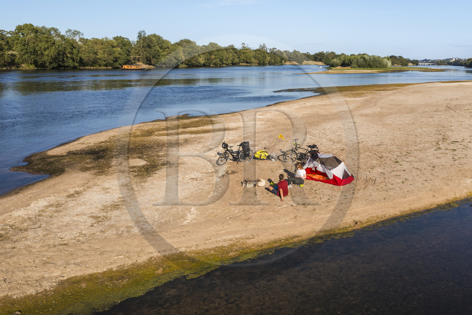 France, Maine-et-Loire (49), vallée de la Loire classée au Patrimoine Mondial par l'UNESCO, randonnée à bicyclette le long des berges de la Loire, campement pour la nuit sur un des bancs de sable formant des îles sur la Loire, une gabarre (bateau traditionnel à fond plat) en arrière plan (vue aérienne)