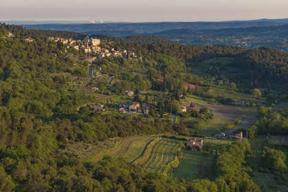 France, Vaucluse (84), Dentelles de Montmirail, le village perché de Crestet et son chateau du IXe siècle (vue aérienne)