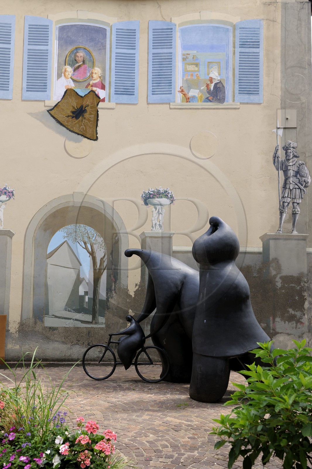 France, Haut-Rhin (68), Mulhouse, mur peint de personnages historiques cour des chênes et oeuvre de Toutin