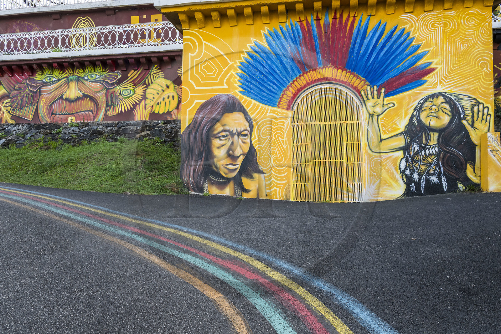 France, Guyane, Cayenne, Fort Cépérou, oeuvre de street art représentant le mythique chef Kali'na Sépélou et son fils Cayenne qui ont accueilli les premiers français
