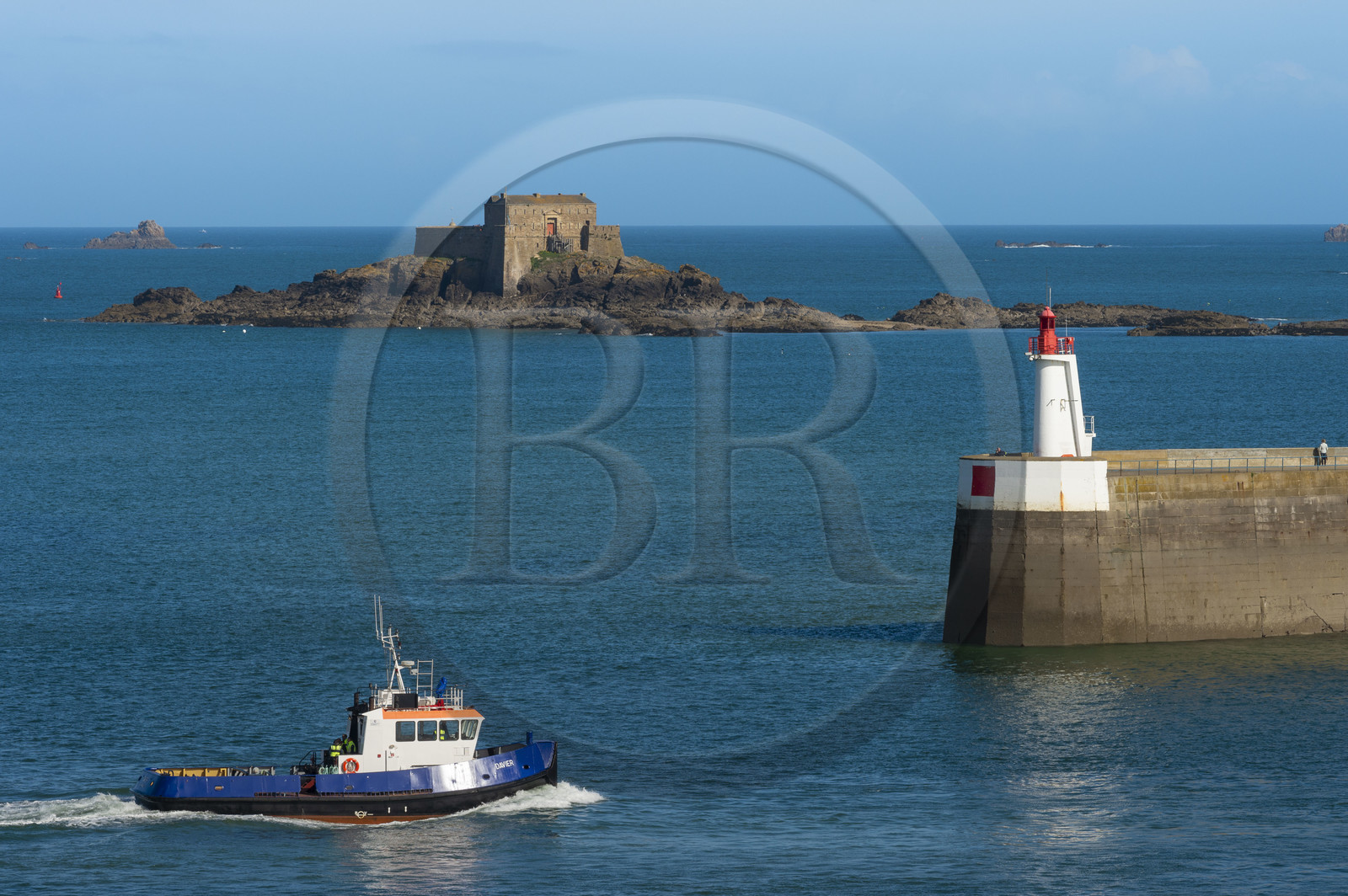 France, Ille-et-Vilaine (35), Côte d'Emeraude, Saint-Malo, le môle des Noires et le fort de Petit-Bé conçu par Vauban en arrière plan