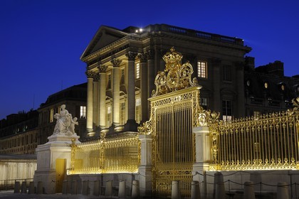 France, Yvelines (78), château de Versailles, classé Patrimoine Mondial de l'UNESCO, la grille royale dessinée par Mansart et la statue l'Abondance d'Antoine Coysevox