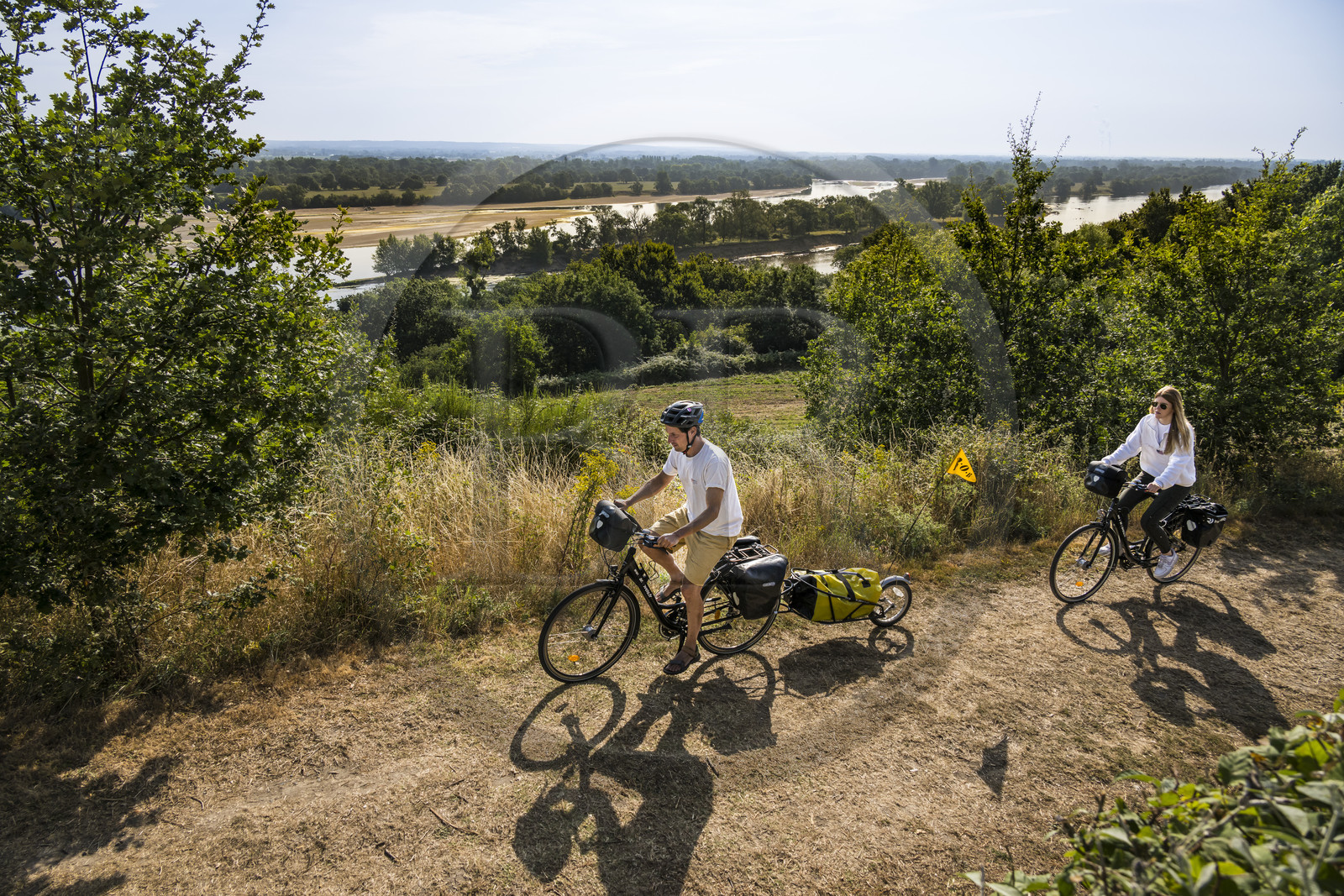 France, Maine-et-Loire (49), vallée de la Loire classée au Patrimoine Mondial par l'UNESCO, Saumur vers Saint-Hilaire, Camping Huttopia Saumur, randonnée à bicyclette sur les berges de la Loire, vélo avec une remorque transportant le matériel de camping