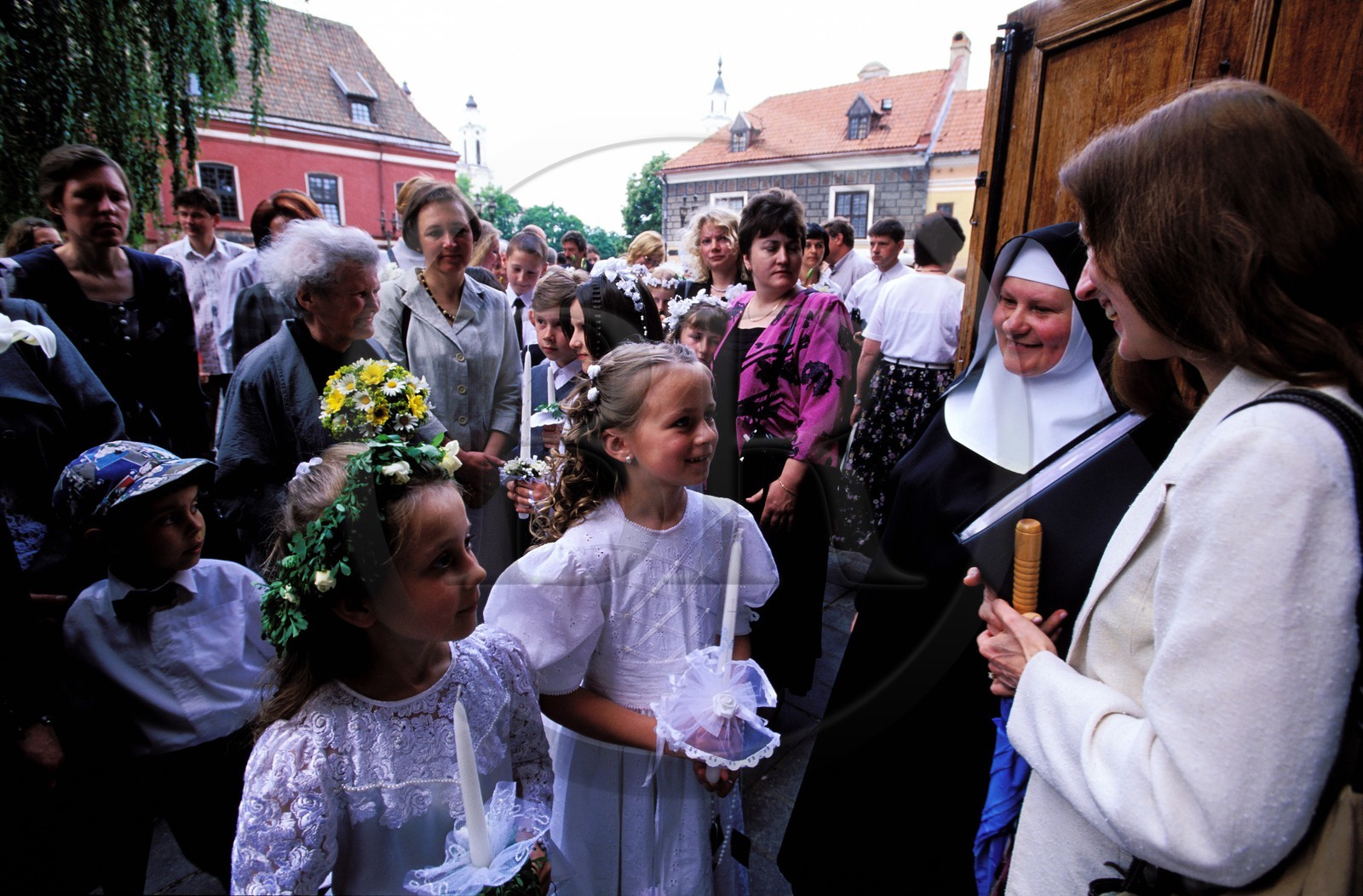 Lituanie (Pays Baltes), Kaunas, communiante à la cathédrale de Kaunas
