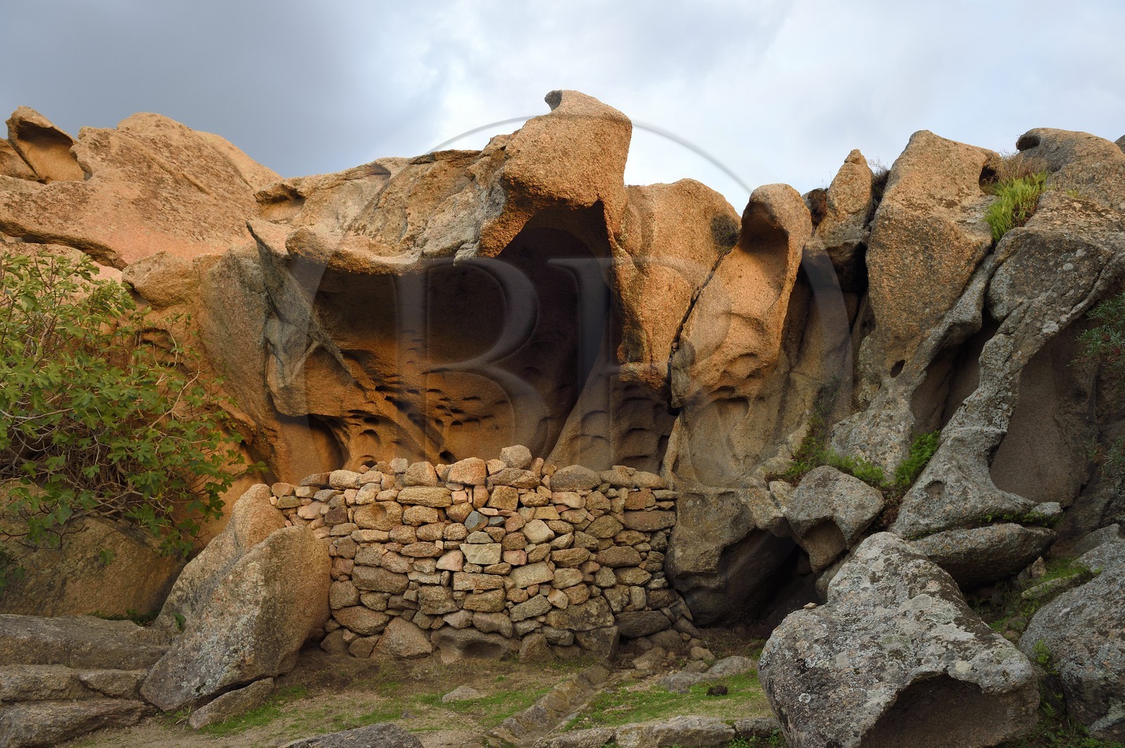 France, Corse-du-Sud (2A), le site naturel de Cala de Roccapina, au mésolithique la taffonu offre un abri naturel