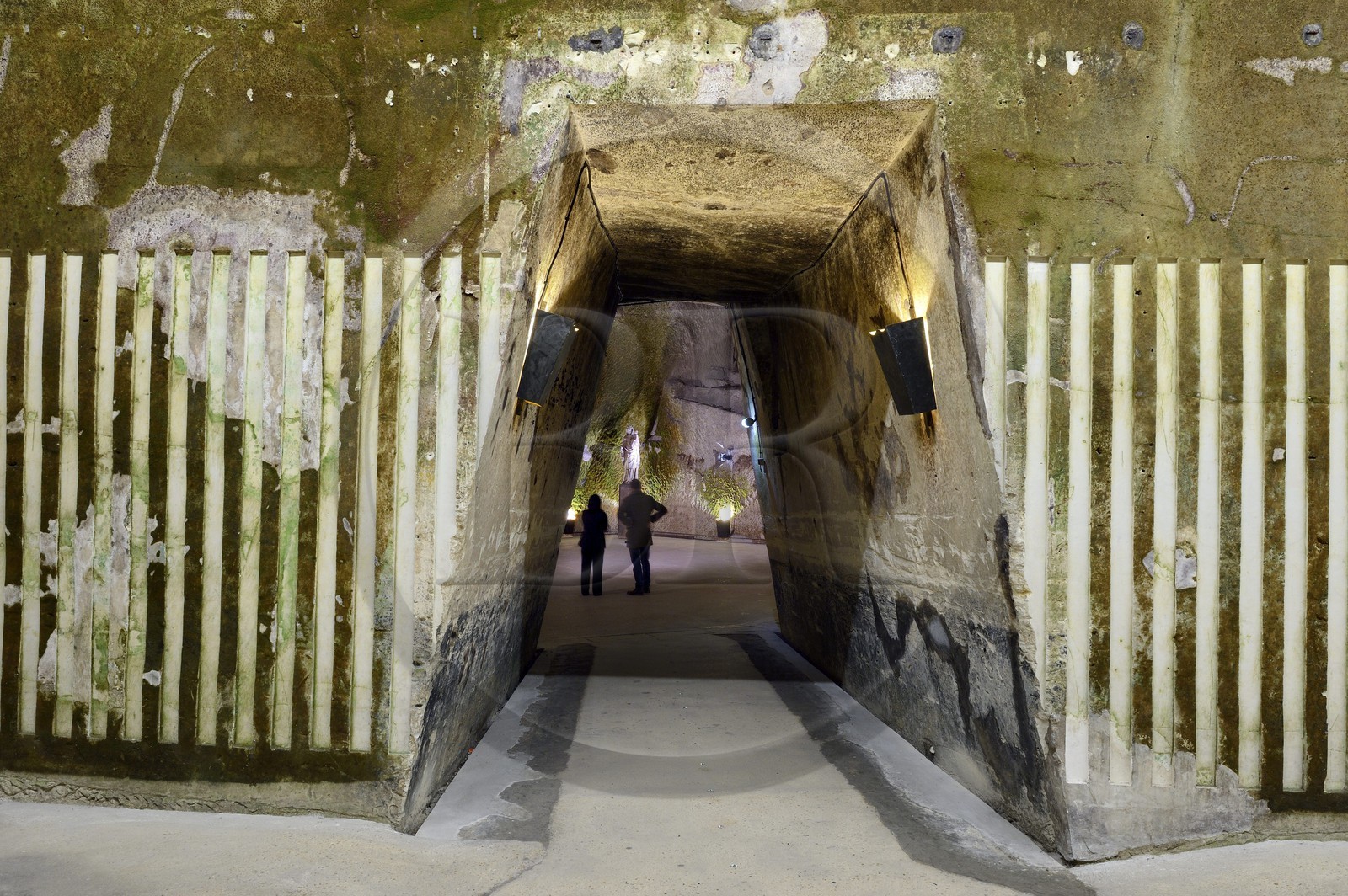 France, Marne (51), Reims le champagne, les caves du Domaine Pommery, Ecrire la craie, bas relief, travail in situ (2007) de Daniel Buren