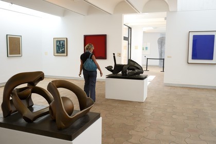 France, Alpes Maritimes, St Paul de Vence, Fondation Maeght, a museum of contemporary art, Working Model for Standing Figure (1972) by Henry Moore et the foreground