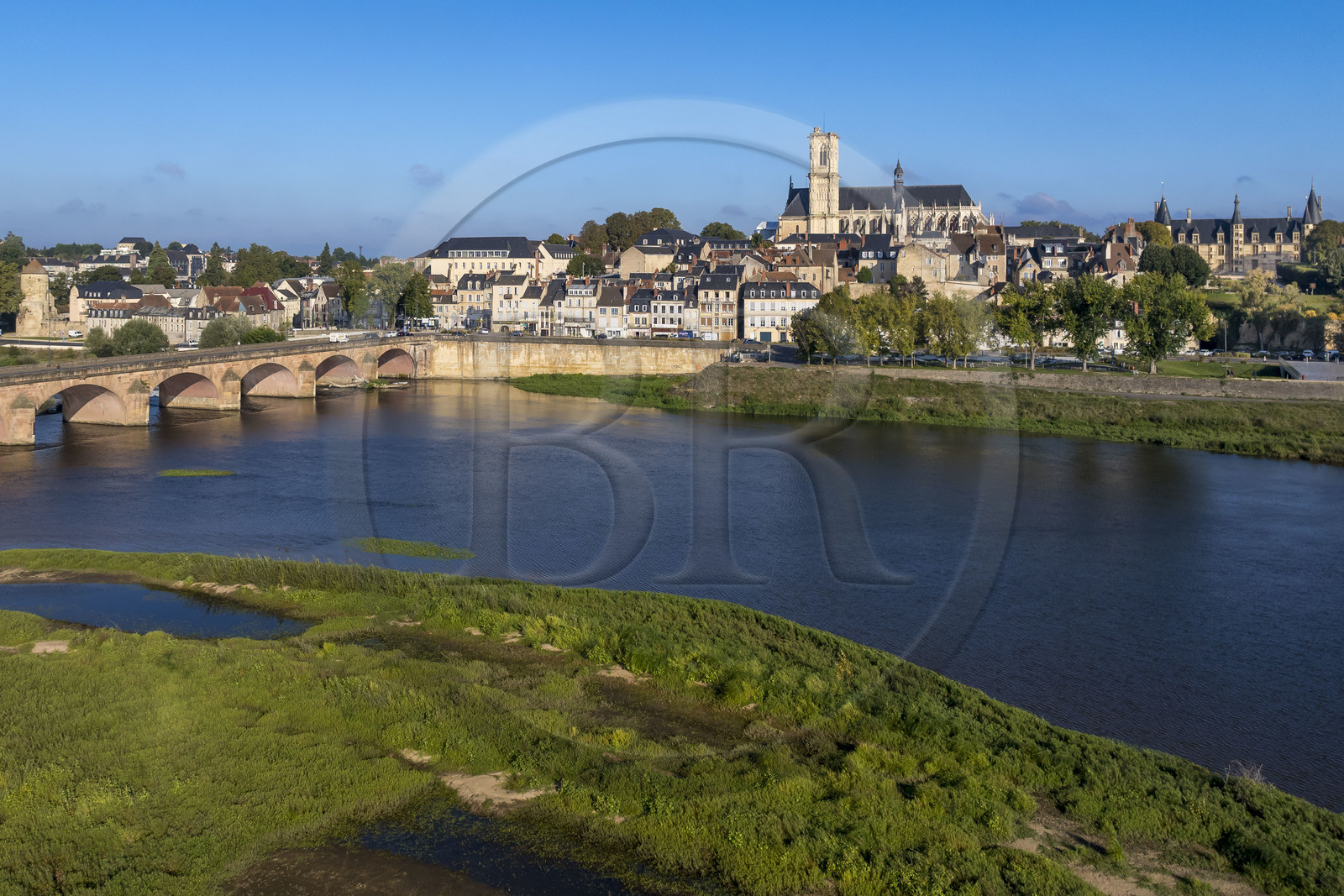 France, Nièvre, Nevers, the islands on the Loire upstream from the Pont de la Loire, the Quai de Mantoue, the Saint-Cyr-et-Sainte-Julitte cathedral the Ducal Palace in the background (aerial view)
