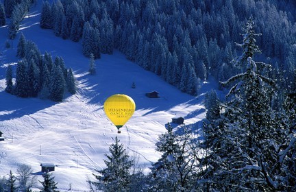 Suisse, région de Bern (Oberland Bernois), Saanenland, montgolfière survolant la vallée de Gstaad