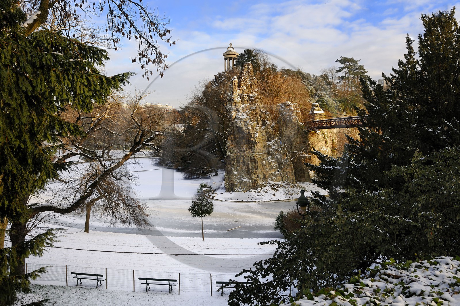 France, Paris (75), parc des Buttes Chaumont sous la neige, l'île du parc surmontée du temple de la Sibylle construit en 1869 par l'architecte Gabriel Davioud