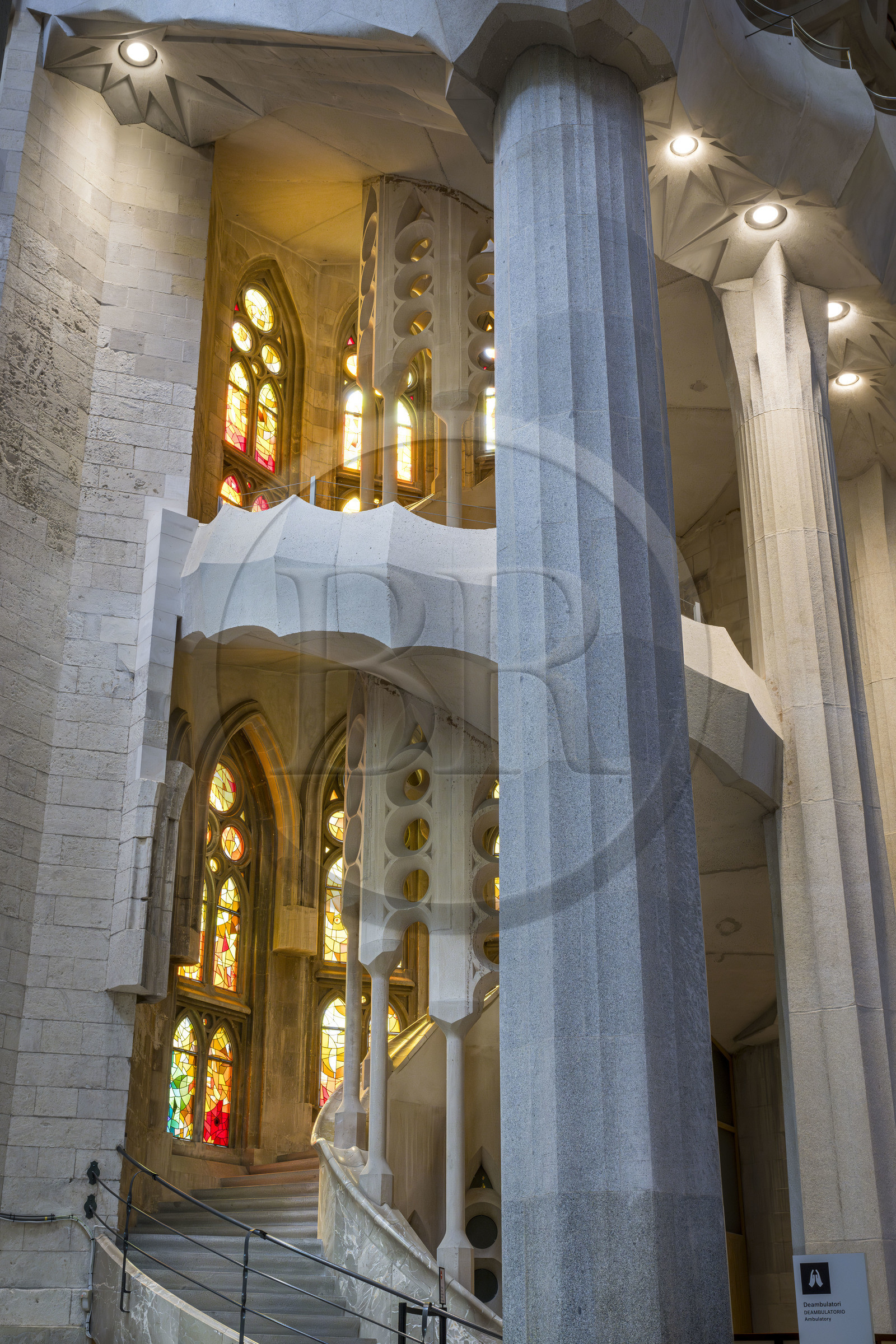 Espagne, Catalogne, Barcelone, quartier de l'Eixample, basilique de la Sagrada Familia de l'architecte du modernisme catalan Antoni Gaudi classée Patrimoine Mondial de l'UNESCO, un des deux escaliers en colimaçon du déambulatoire donnant accès à la partie supérieure du chœur