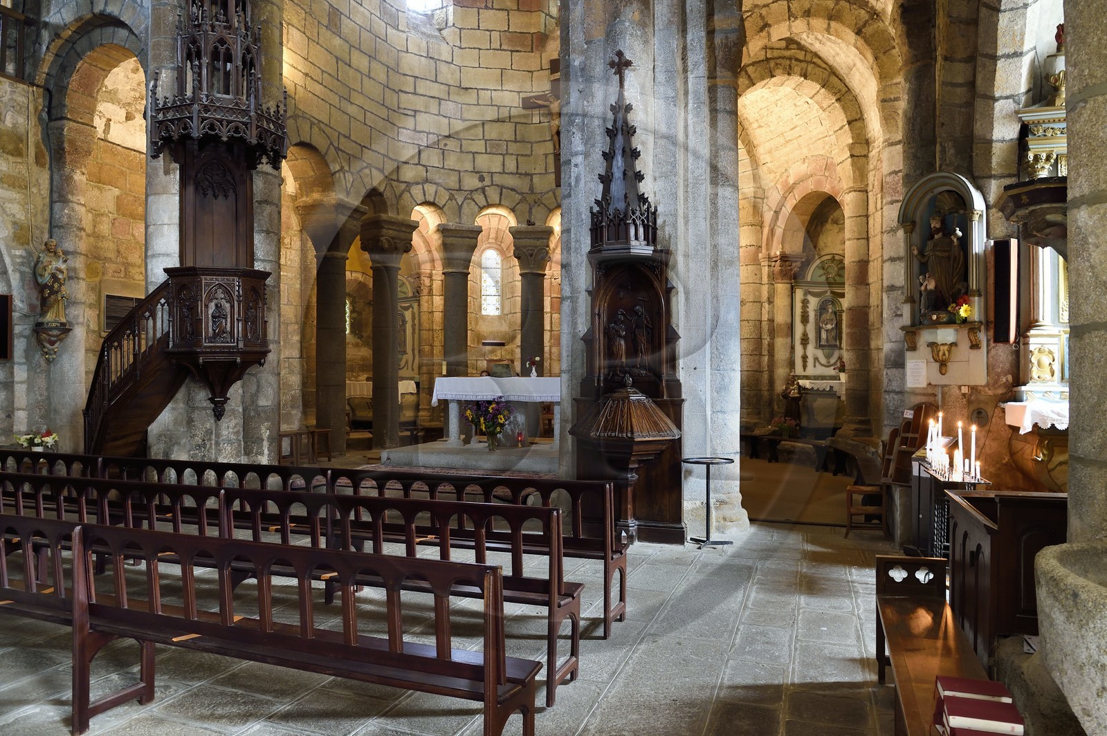 France, Cantal (15), Parc naturel régional de l'Aubrac, plateau de l'Aubrac, Saint-Urcize, église Saint-Pierre-et-Saint-Michel, choeur du XIIe siècle avec un déambulatoire