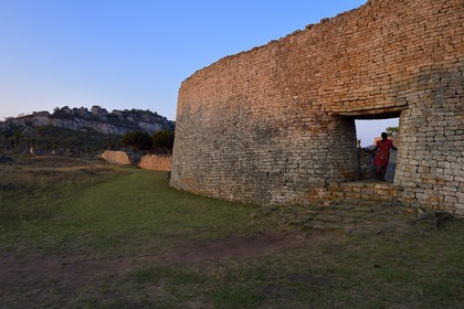 Zimbabwe, province de Masvingo, les ruines du site archéologique du Grand Zimbabwe, classé Patrimoine Mondial de l'UNESCO, Xème au XVème siècle, porte ouest du mur extérieur du Grand Enclos