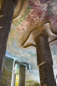 Espagne, Catalogne, Barcelone, quartier de l'Eixample, Passeig de Gracia, Pedrera ou Casa Mila (1905-1910) de l'architecte du modernisme catalan Antoni Gaudi, site classé au Patrimoine Mondial de l'UNESCO, fresques et colonnes de l'entrée principale