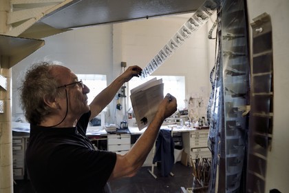 France, Ivry-sur-Seine (94), l'artiste plasticien Ernest Pignon-Ernest dans son atelier