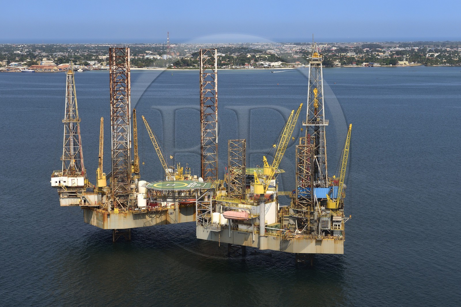 Gabon, Province de Ogooué-Maritime, Port-Gentil, plate-forme pétrolière dans la baie du Cap Lopez (vue aérienne)