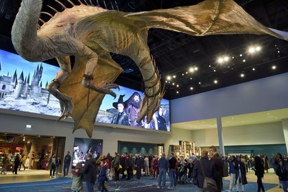 Royaume-Uni, Hertfordshire, Leavesden, Leavesden Film Studios, Harry Potter Studio Tour London, les coulisses du tournage des 8 films de Harry Potter, dragon géant en vol surplombant les visiteurs à l'entrée de l'exposition