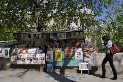 France, Paris (75), quai de Montebello, bouquinistes devant la cathédrale Notre-Dame de Paris