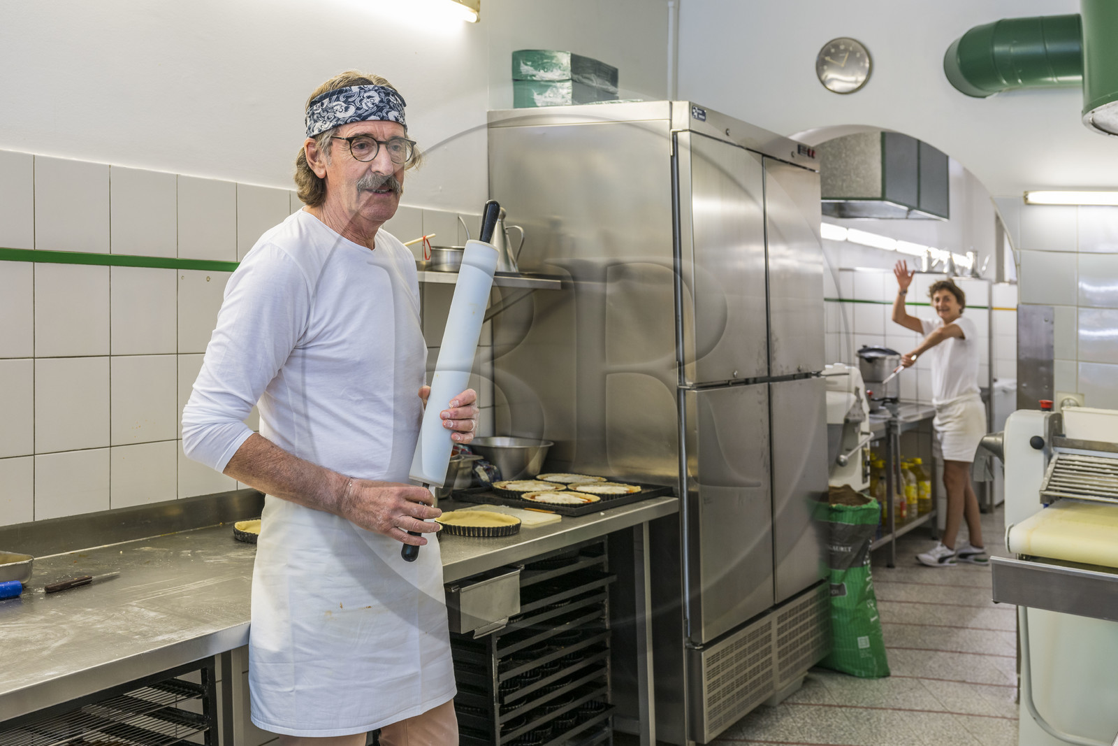 France, Hérault (34), Sète, Alain Cianni spécialiste de la tielle sétoise, une tourte tomatée aux poulpes, dans sa boutique Paradiso quai de la Résistance