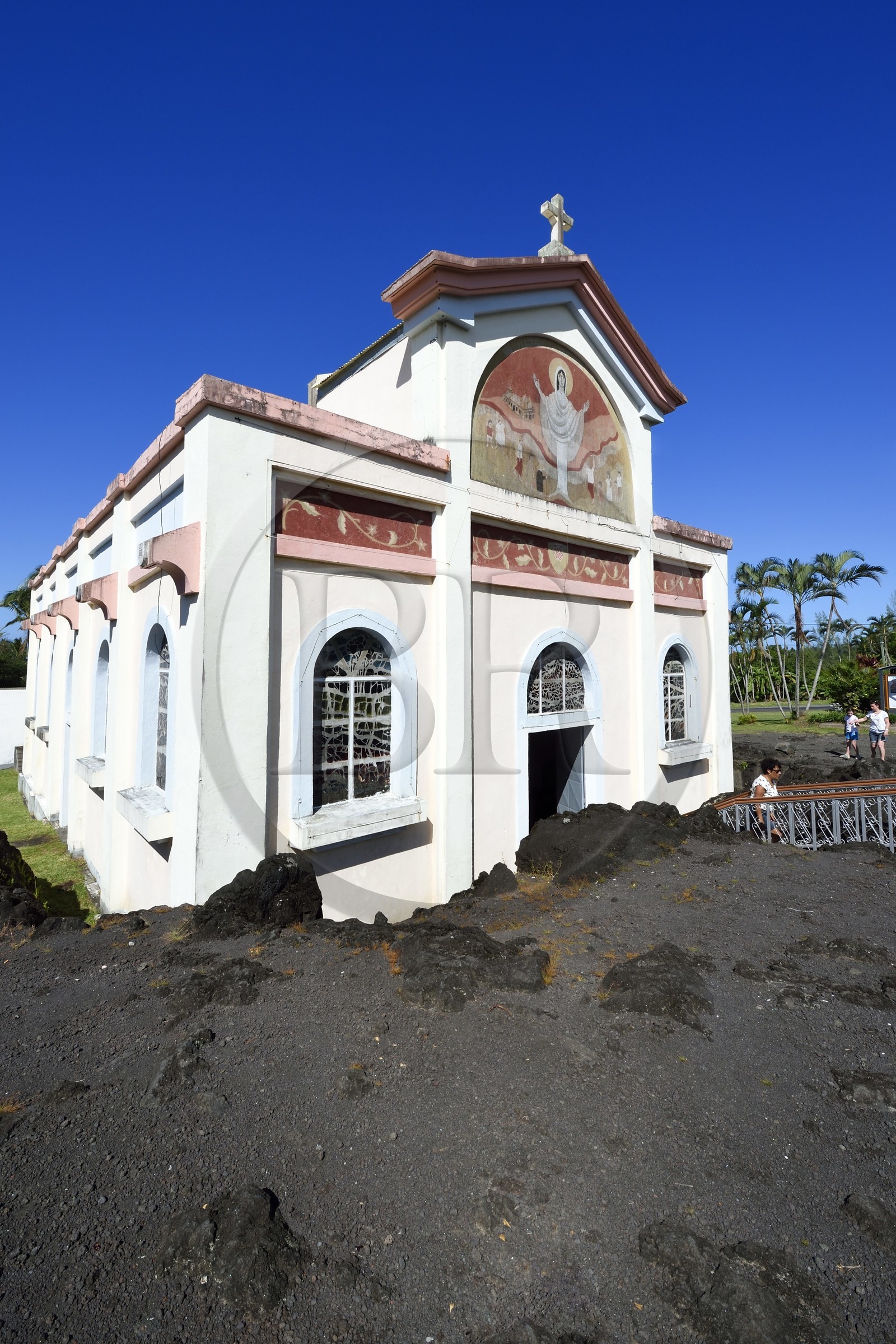 France, Ile de la Reunion, Piton-Sainte-Rose , l'église Notre-Dame-des-Laves épargnée par la coulée de lave aujourd’hui solidifiée qui s’est arrêtée sur son porche lors d’une éruption du volcan du Piton de la Fournaise survenue en 1977