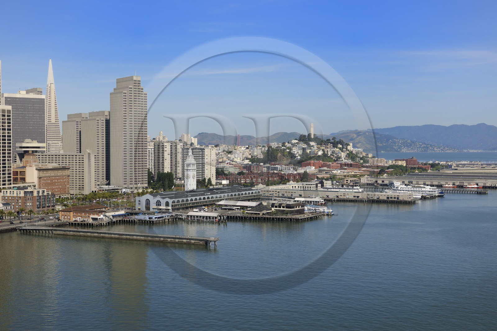 Etats-Unis, Californie, San Francisco, le financial district, le port et la Coit Tower