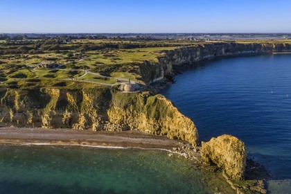 France, Calvados (14), Cricqueville-en-Bessin, la Pointe du Hoc, ruines des fortifications allemandes et les trous d'obus du débarquement du 6 juin 1944 lors de la seconde guerre mondiale (vue aérienne)
