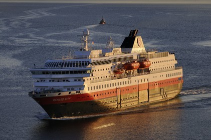 Norvège, Troms, le port de Tromso, l'express cotier Hurtigruten dans le fjord Tromsesundet