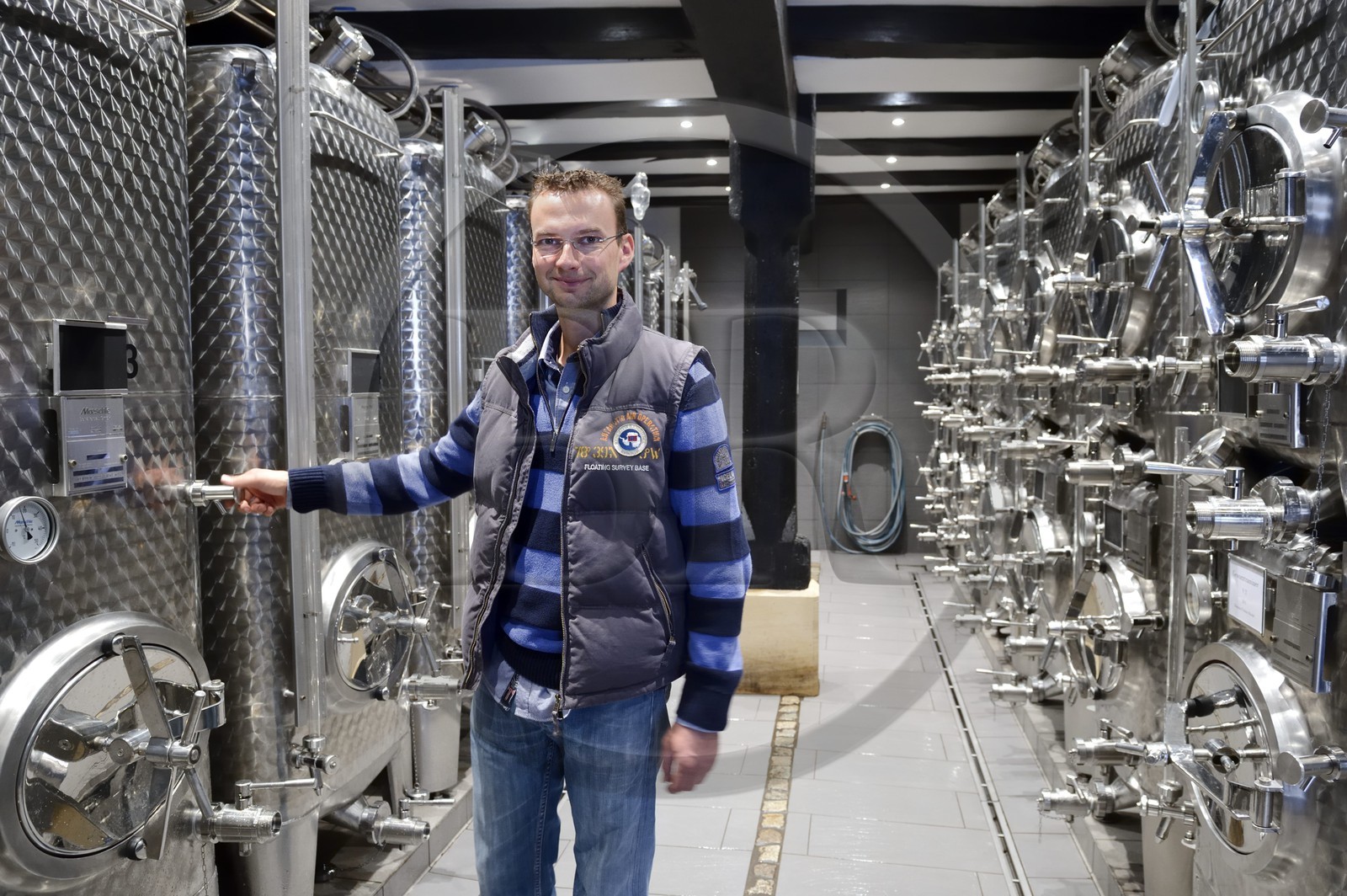 France, Bas-Rhin (67), Route des Vins d'Alsace, Traenheim, Domaine viticole Frederic Moshel, le producteur Guillaume Moshel avec ses cuves en inox