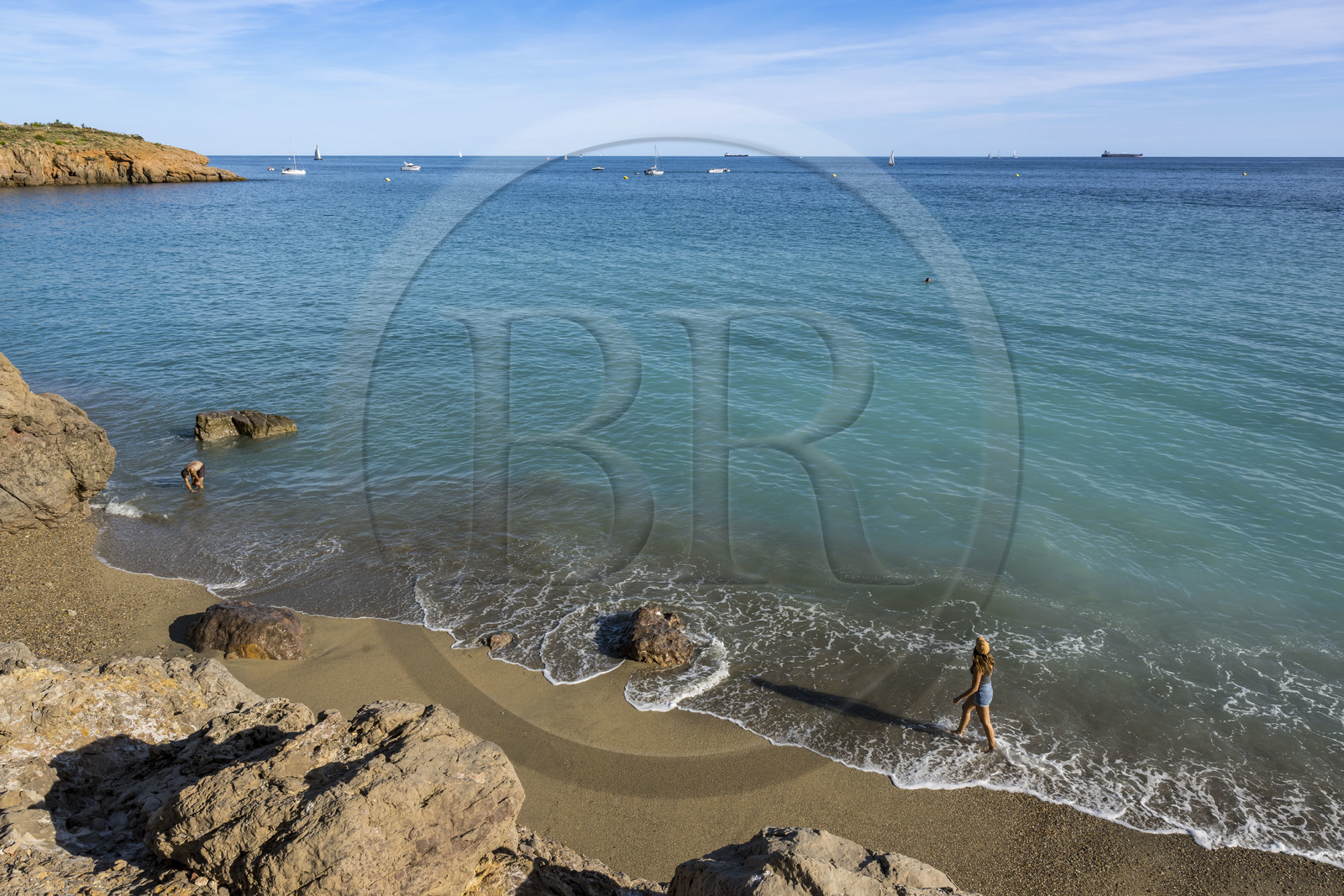 France, Hérault (34), Sète, crique de l'Anau - la Conque avec une plage de sable fin et d’eau turquoise située aux pieds des falaises de la ville