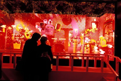 France, Paris (75), grands magasins du boulevard Haussmann, le vitrine de Noël du magasin Le Printemps