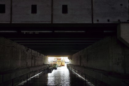 France, Charente-Maritime (17), La Rochelle, le Port Atlantique La Rochelle, port de commerce, les anciennes bases sous-marines vestige de la Seconde Guerre mondiale dans le bassin à Flot