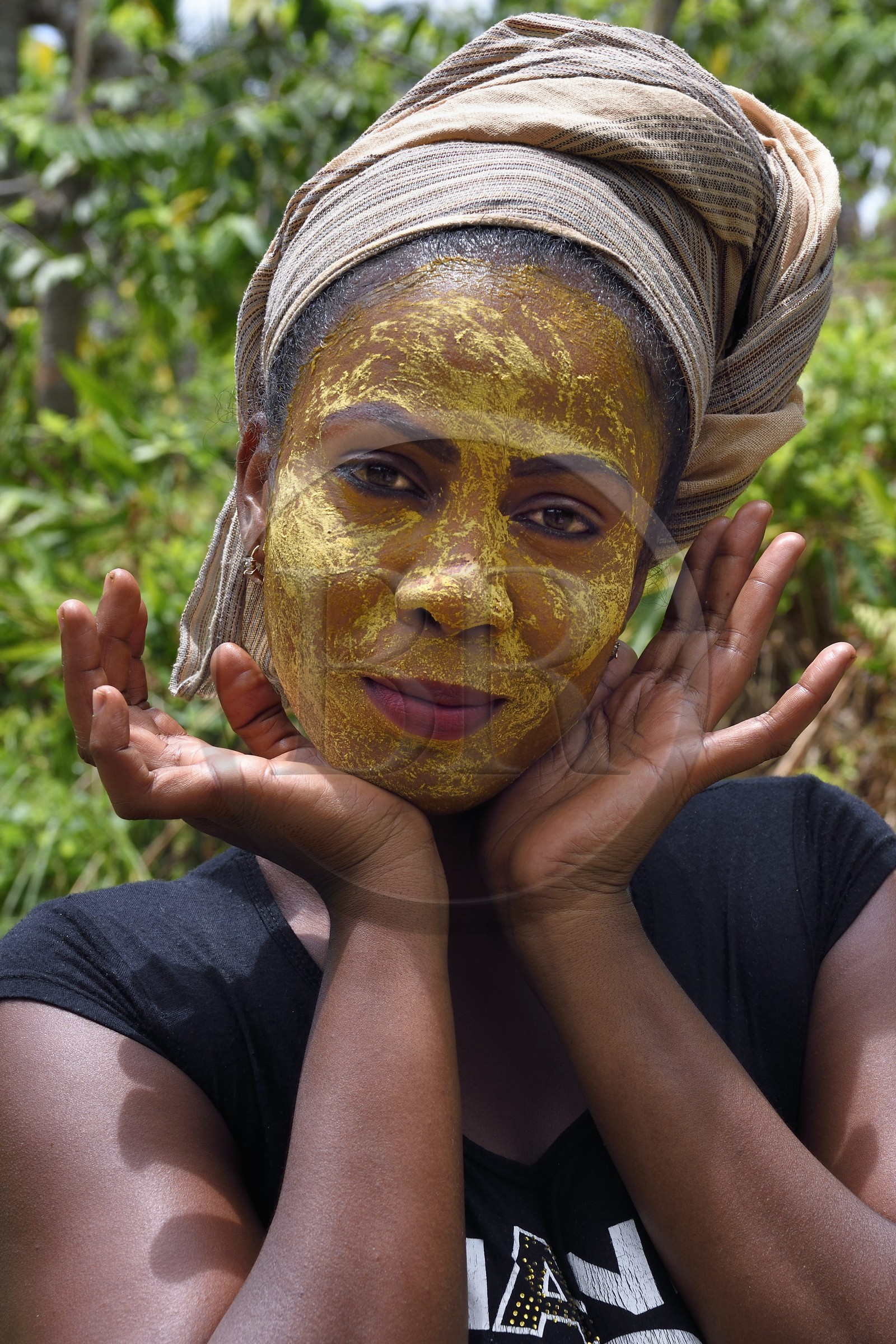 France, Ile de Mayotte, Grande-Terre, Ouangani, femme mahorais portant un masque de beauté au bois de santal (le m'sindzano)