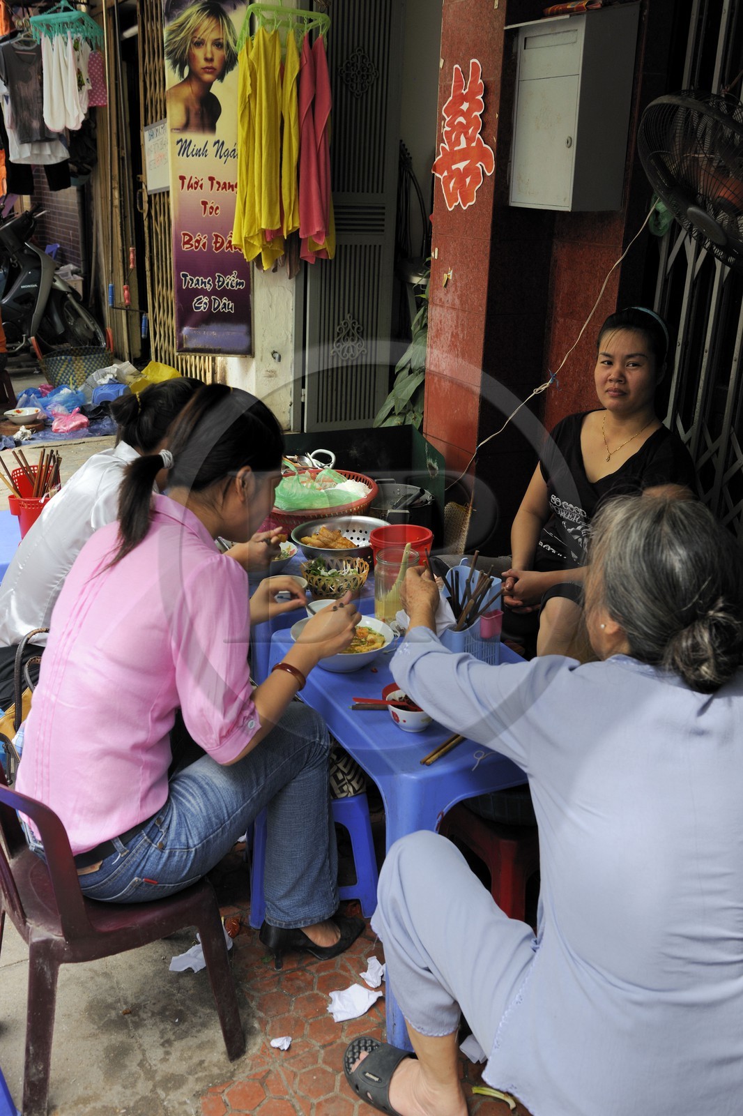 Vietnam, Hanoï, quartier des 36 rues dans la vieille ville, restaurant sur le trottoir