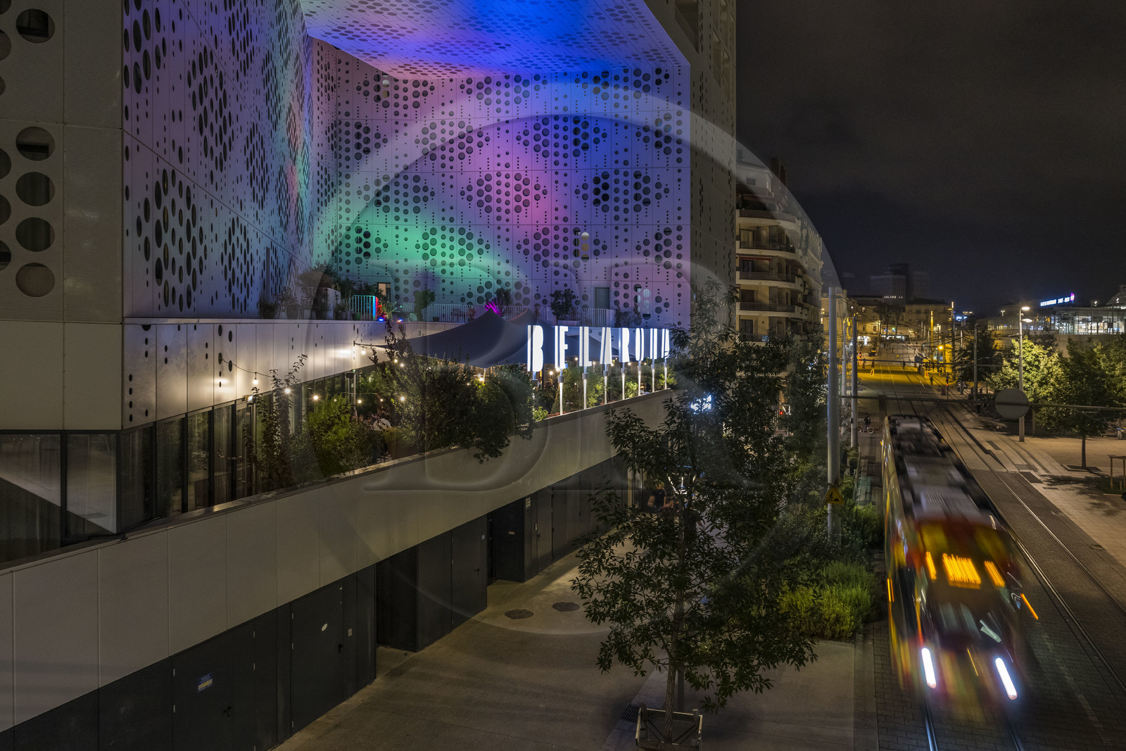 France, Hérault (34), Montpellier, immeuble le Belaroïa regroupant un hotel 4 étoiles le Golden Tulip, un hotel 3 étoiles le Campanile, un restaurant bistronomique Chez Delagare, un bar à cocktail Nectar Cocktail Club, un business center et des appartements privés