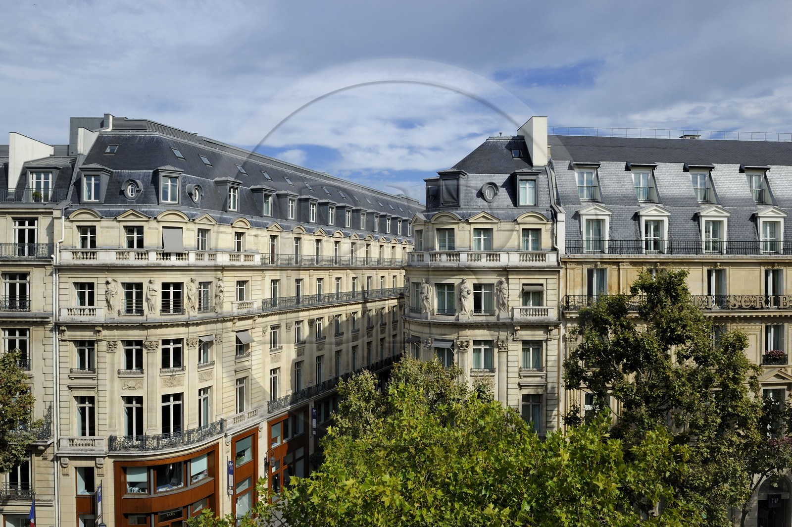 France, Paris (75),  immeubles haussmanniens sur le boulevard des Capucines et rue Edouard VII