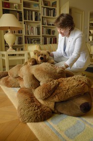France, Alpes-Maritimes (06), Cannes, la villa La Californie où vécu Pablo Picasso, aujourd'hui renommé le Pavillon de Flore par Marina Picasso, Marina Picasso petite fille de avec les Ours en peluche qui lui ont été offerts pour la naissance de ses enfants et petit enfant