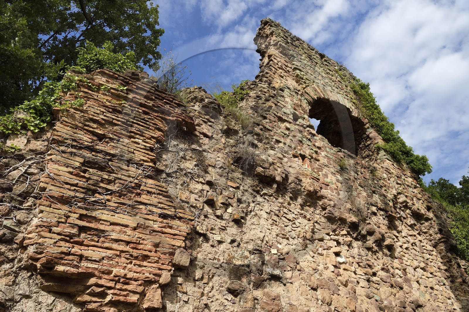 France, Var (83), Fréjus, Forum Julii, l'aqueduc romain du Ier siècle av. J-C intégré aux remparts Est de la ville romaine vers la Porte de Rome