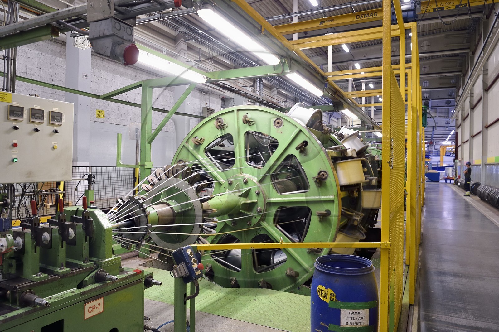 Norvège, comté d'Ostfold, Halden, l'usine de fabrication de cables Nexans, tressage de conducteurs en aluminium en cableuse