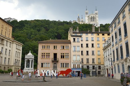 France, Rhône (69), Lyon, site historique classé Patrimoine Mondial de l'UNESCO, Vieux Lyon, place Saint Jean dominée par la basilique Notre-Dame de Fourvière, label de communication de l'aglomeration Onlylyon