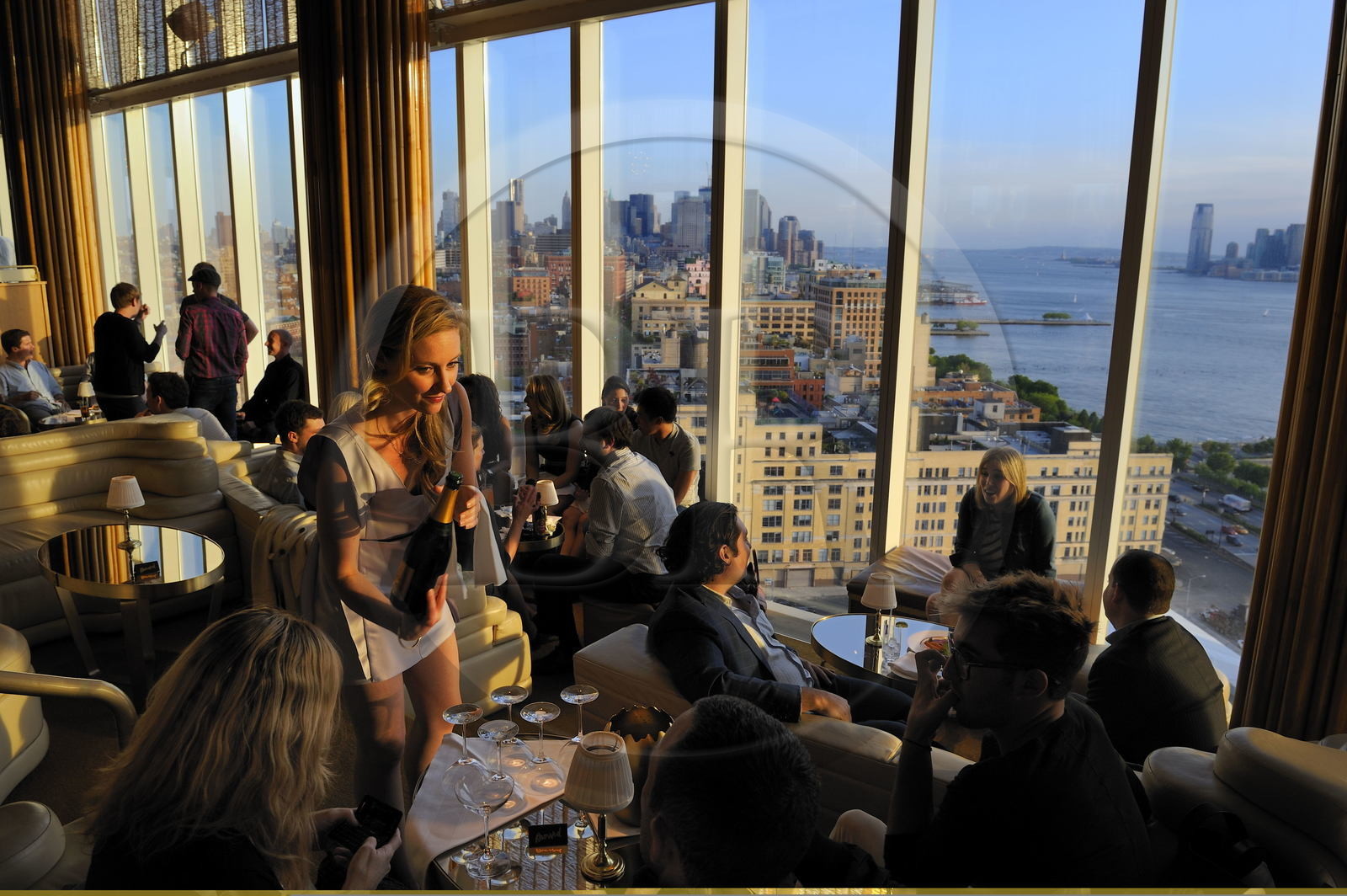 Etats-Unis, New York, Manhattan, Meatpacking district, champagne au bar du Standart Hotel qui surplombe la High Line, vue sur Downtown, Hudson river et New Jersey