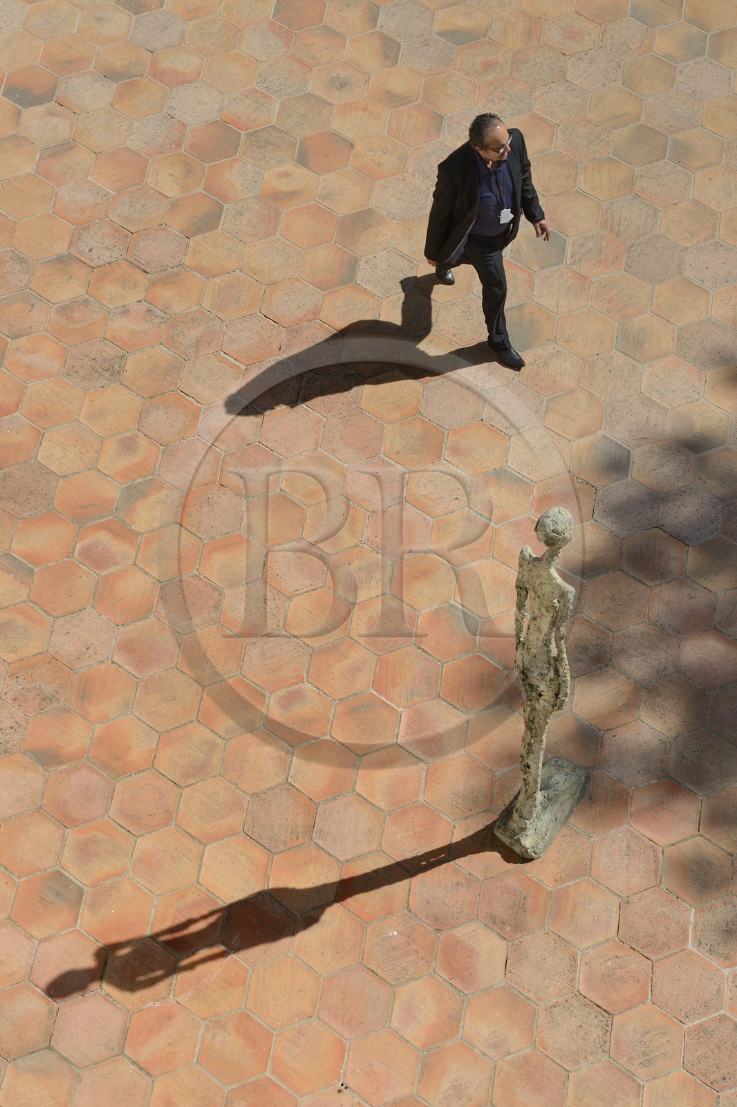 France, Alpes-Maritimes (06), Saint Paul de Vence, Fondation Maeght de l’architecte catalan Josep Lluis Sert, musée d'art contemporain, cour Giacometti, Femme debout II (1960) de Alberto Giacometti
