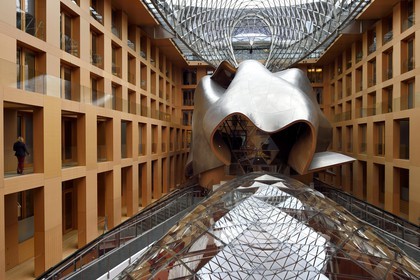 Allemagne, Berlin, Pariser Platz, siège de la DZ Bank (anciennement DG Bank), vaste atrium dessiné par l'architecte Franck Gehry avec son immense sculpture en acier qui abrite une salle de conférences