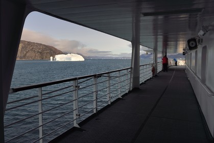 Groenland, cote ouest, baie de Disko, detroit d'Ataa, le bateau de croisière MS Fram de la compagnie Hurtigruten progresse vers le glacier Eqip Sermia (glacier Eqi)